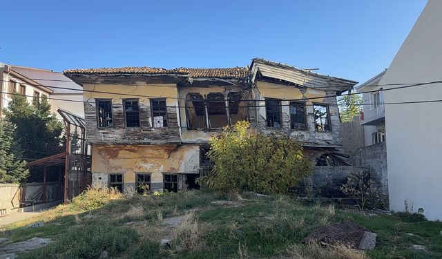Burdur'da tehlike oluşturan metruk bina kontrollü şekilde yıkıldı