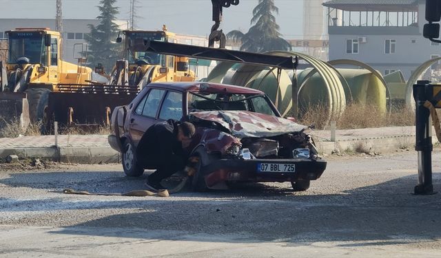 Burdur'da tırla çarpışan otomobildeki 4 kişi yaralandı