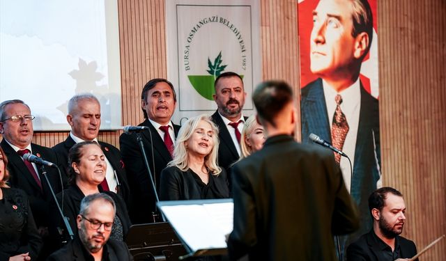 Bursa'nın muhtarlarından oluşan koro 7 yıldır sahne alıyor