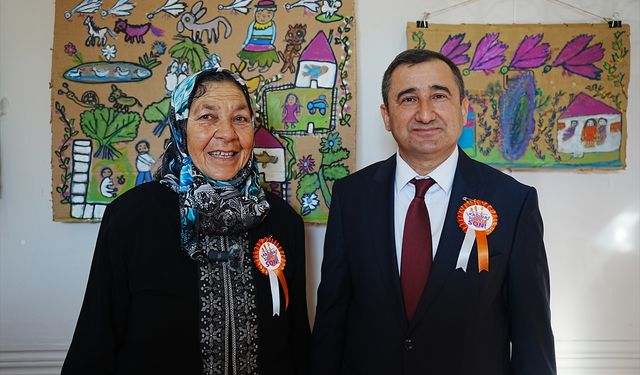 Çanakkale'de 73 yaşındaki Hakime teyzenin yaptığı resimlerden oluşan sergi açıldı
