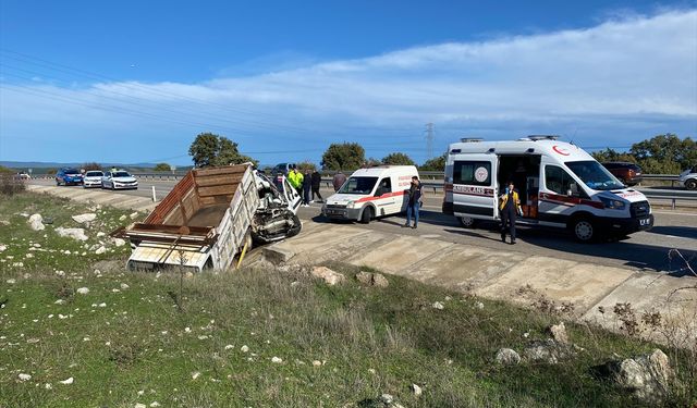 Çanakkale'de hafif ticari araç ile kamyonet çarpıştı, 5 kişi yaralandı
