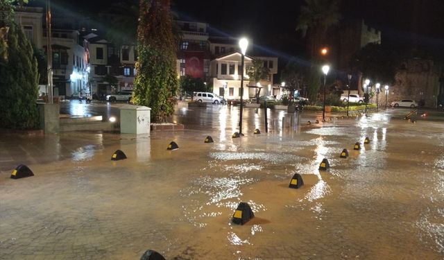 Çeşme'de sağanak hayatı olumsuz etkiledi