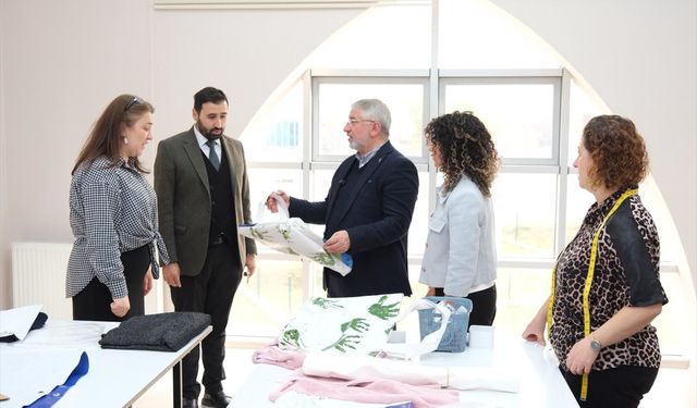 Çorum'da atık afişler kadın kursiyerlerin elinde çantaya dönüşüyor