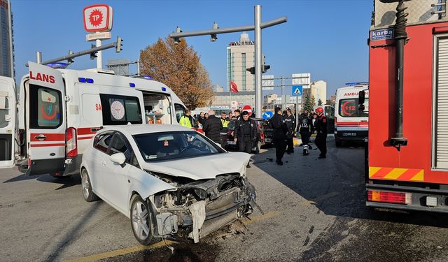 Çorum'da iki otomobilin çarpışması sonucu 2 kişi yaralandı