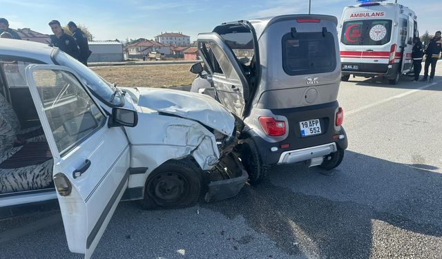 Çorum'da otomobil ile elektrikli araç çarpıştı, 3 kişi yaralandı