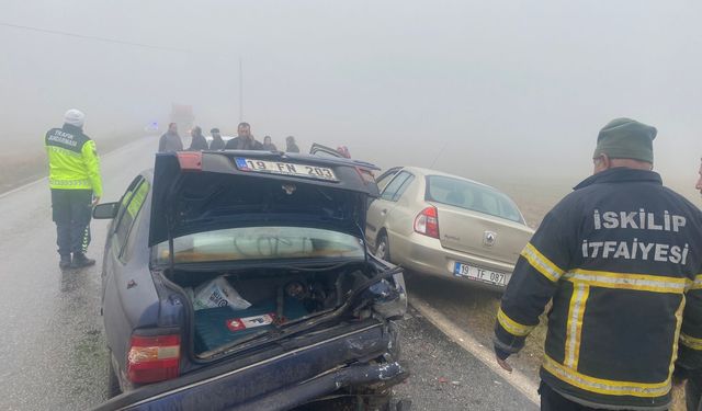 Çorum'da sisin neden olduğu zincirleme trafik kazasında 6 kişi yaralandı