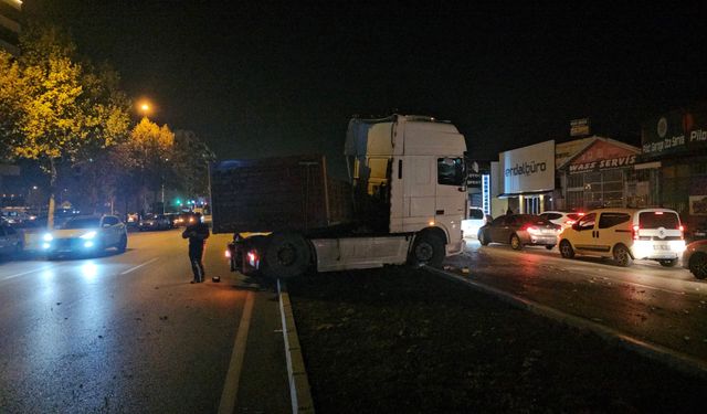 Çorum'da tırın çarptığı otomobilin sürücüsü yaralandı