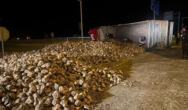 Çorum'da tırla otomobilin çarpıştığı kazada 3 kişi yaralandı