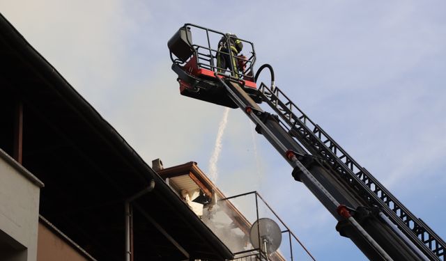 Denizli'de apartmanın çatı katında çıkan yangında 2 kişi dumandan etkilendi