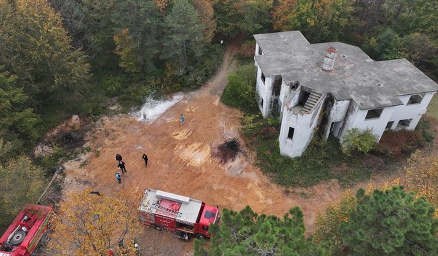 Düzce UMKE'nin tatbikatında kamp yaparken orman yangınında mahsur kalanlar kurtarıldı