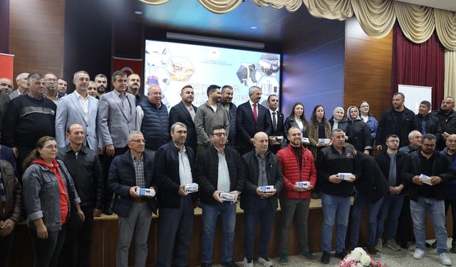 Edirne'de besicilere süt ineklerinde meme iltihabını tespit eden cihaz dağıtıldı