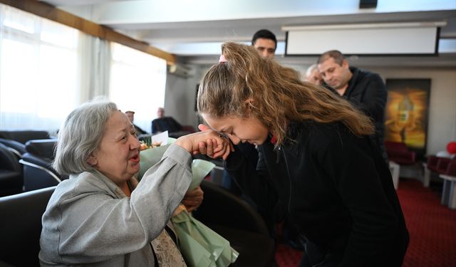 Edirne'de ortaokul öğrencilerinin ziyareti huzurevindeki emekli öğretmenleri duygulandırdı