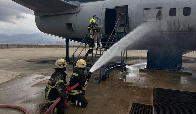 Erzincan Yıldırım Akbulut Havalimanı'nda uçak yangın tatbikatı yapıldı