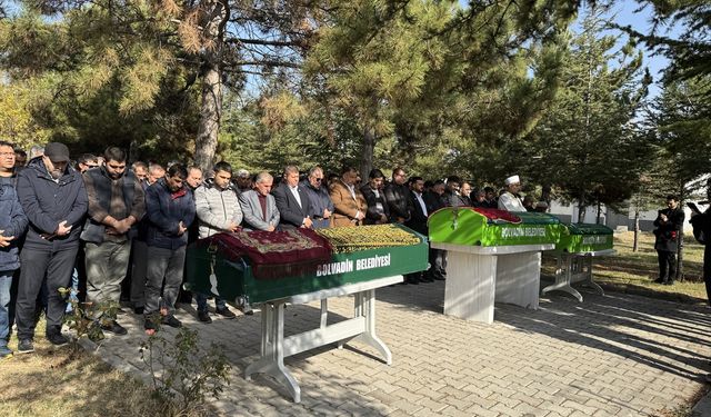 Fatih'te gıda zehirlenmesi şüphesiyle ölen anne ve iki çocuğun cenazesi Afyonkarahisar'da defnedildi