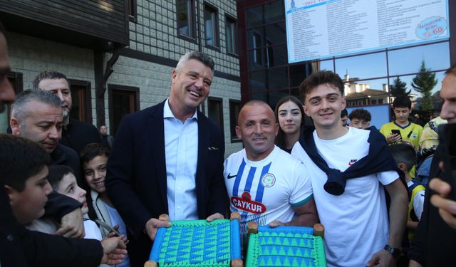 Fenerbahçe Kulübü Başkanı Saran, Rize'de okul ziyaretinde bulundu