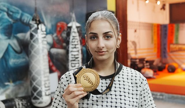 Filistinli Muaythai sporcusu genç kız, kazandığı altın madalyayı Gazze'ye armağan etti