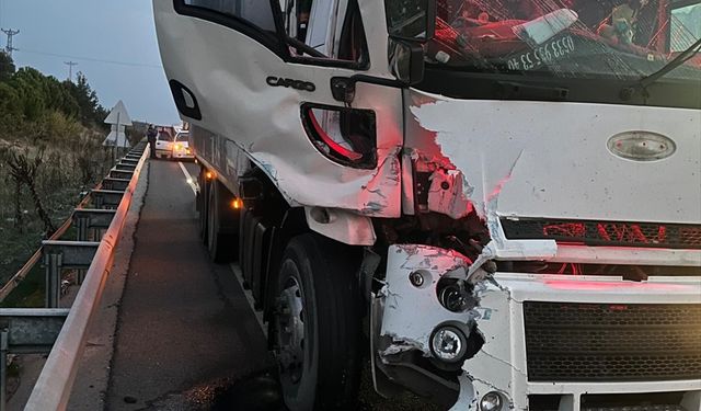 GÜNCELLEME - Manisa'da kamyonun çarptığı traktördeki 2 kişi öldü, 5 kişi yaralandı