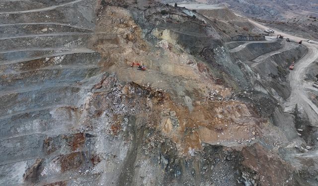 GÜNCELLEME - Sivas'ta demir madeni ocağında göçük altında kalan işçiyi arama çalışmaları başladı