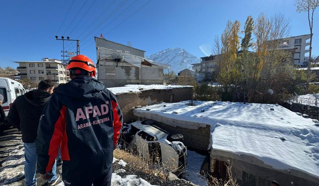 Hakkari'de şarampole devrilen pikaptaki 4 kişi yaralandı