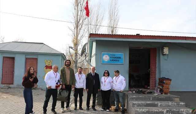 Iğdır'da 500 öğrenciye yardımseverlerden bot ve mont desteği