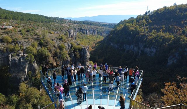 İncekaya Kanyonu'nu ziyaret edenler, cam seyir terasından sonbahar manzarası izliyor