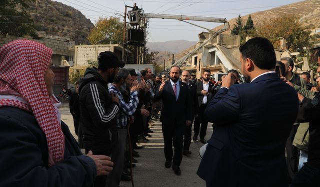 İsrail'in bombaladığı köyü ziyaret eden Suriye Enformasyon Bakanı'ndan Tel Aviv'e sert mesaj: