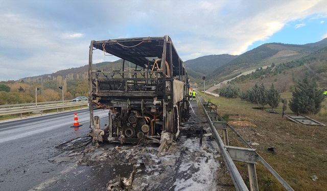 İstanbul-İzmir Otoyolu'nda yanan otobüs kullanılamaz hale geldi