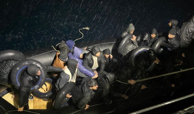 İzmir açıklarında 26 düzensiz göçmen kurtarıldı