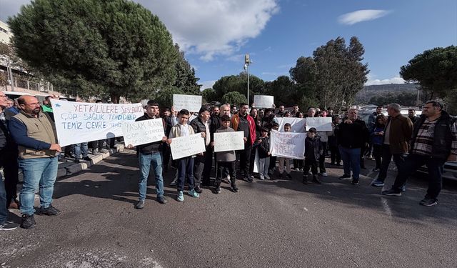 İzmir Buca'da vatandaşlardan şantiyede çöp depolanmasına tepki