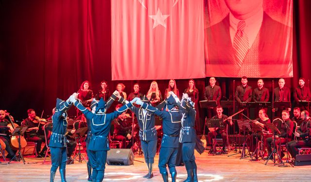 İzmir'de Güzel Sanatlar Genel Müdürlüğünün 90. yılı dolayısıyla konser verildi