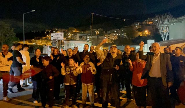 İzmir'de tünel inşaatı nedeniyle evleri zarar gören mahalle sakinlerinden eylem
