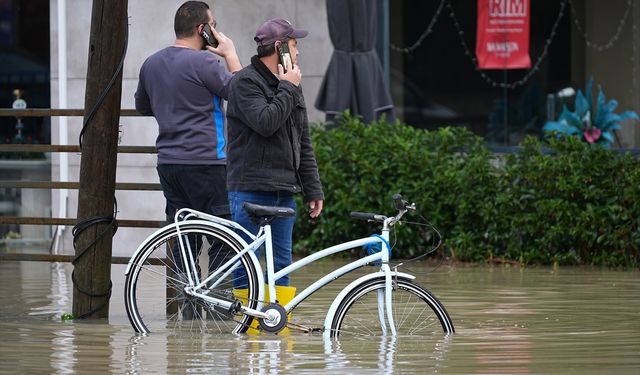 İzmir'in Çeşme ilçesinde sağanak hayatı olumsuz etkiliyor
