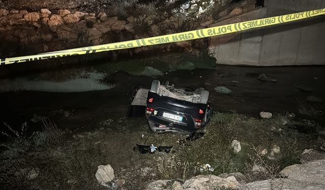 Karabük'te dereye devrilen otomobildeki 1 kişi öldü, 1 kişi yaralandı