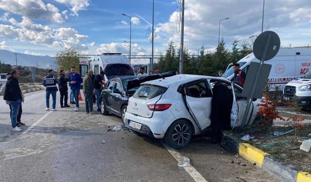 Karabük'te iki otomobil çarpıştı, 7 kişi yaralandı
