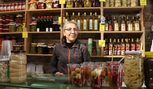 Karşılıklı turşu dükkanı işleten çiftin hikayesi 'Neşeli Günler' filmini hatırlatıyor
