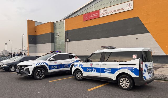 Kayseri'de voleybol turnuvasında taraftarlar arasında çıkan kavgada 3 öğrenci bıçakla yaralandı