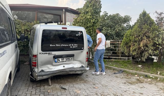 Kocaeli'de otomobil lokanta önündekilere çarptı, 1 kişi öldü, 3 kişi yaralandı