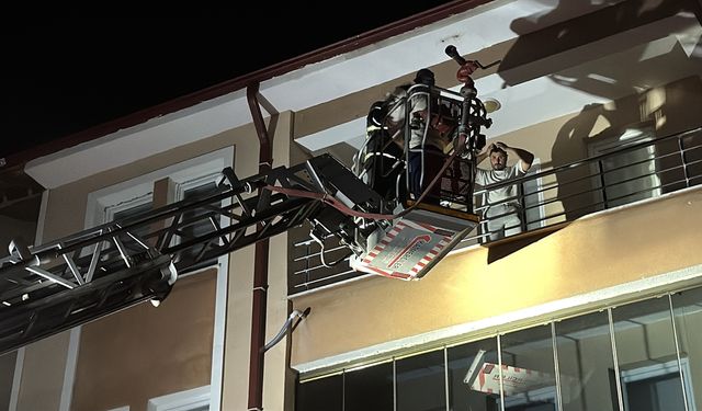 Kütahya'da apartmanda çıkan yangında mahsur kalan 5 kişi kurtarıldı