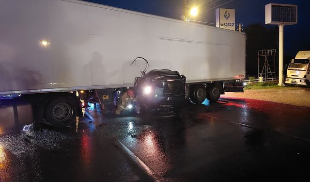 Manisa'da tıra çarpan otomobildeki karı koca öldü