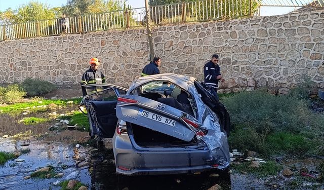 Mardin'de dere yatağına düşen otomobildeki 3 kişi yaralandı
