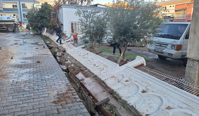 Mersin'de içme suyu borusunun patlaması nedeniyle sokakları su bastı