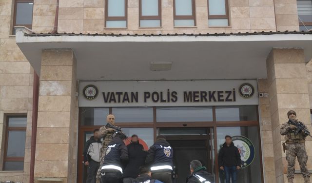 Muş'ta bir kişinin öldüğü silahlı kavgaya ilişkin iki zanlı tutuklandı