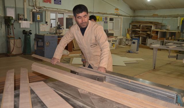 Muş'ta okul ve parkların mobilya malzemelerini öğrenciler üretiyor