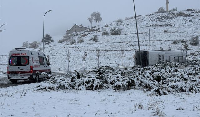 Nevşehir'de devrilen işçi servisindeki 14 kişi yaralandı