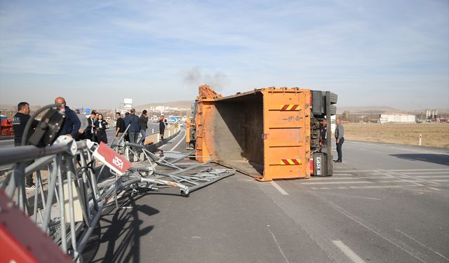 Niğde'de damperi açık kalan kamyon PTS direğine çarptı