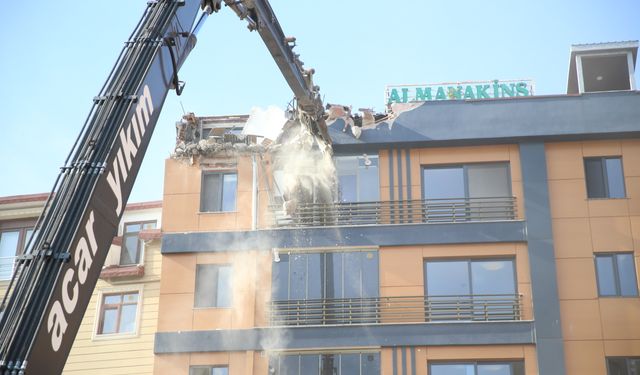 Ordu'da temel kazısı sırasında hasar oluşan binanın yıkımına başlandı