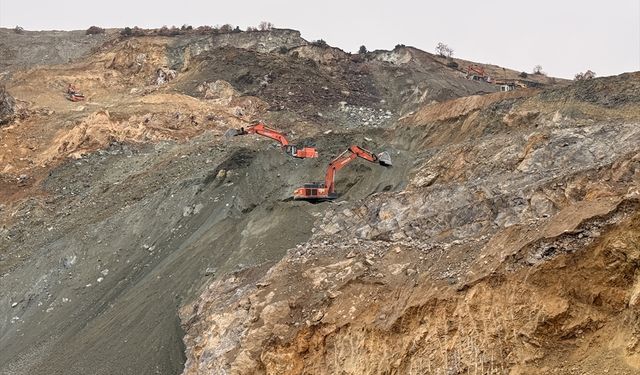 Sivas'ta demir madeni ocağında göçük altında kalan şantiye müdürünü arama çalışmaları sürüyor