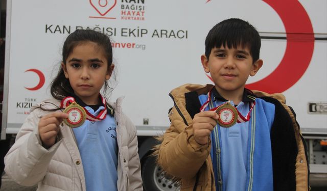 Sivas'ta öğrenci velileri kan bağışı kampanyasına destek verdi