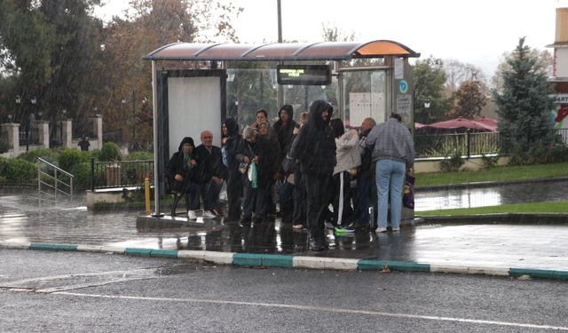 Tekirdağ'da gök gürültülü sağanak etkili oldu