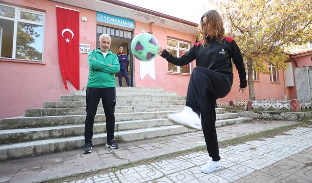 Tolga öğretmen köylerden gelen kız öğrencilere okulu futsalla sevdirdi